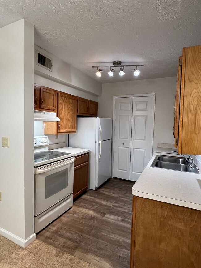 Building Photo - Downtown 2-Bdr 2-Bth Condo - First Floor -...
