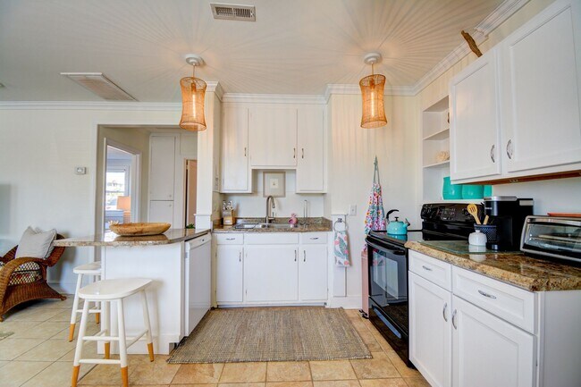 Building Photo - Off Season Coastal Cottage September 2026 through Mid February 2027- Fully Furnished- 3 Month Min...