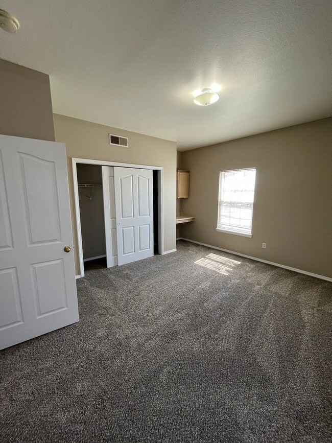 Building Photo - Second Floor 1 bedroom 1 bath apartment- C...