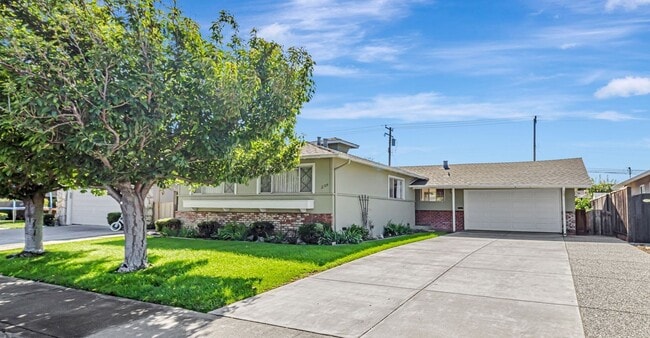 Primary Photo - Charming 4-Bedroom 2-Bathroom Home in Sant...
