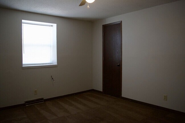 Building Photo - Affordable 3 Bedroom Duplex, SW Columbia!