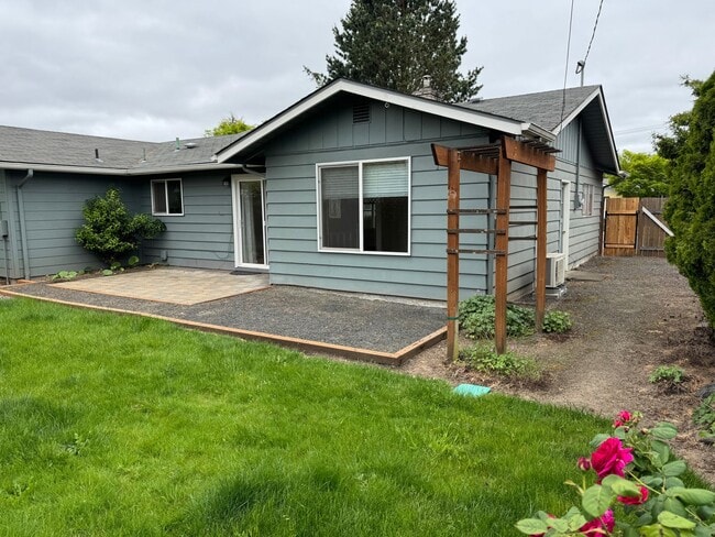 Building Photo - Discover this well-maintained 3-bedroom, 2-bath home in Eugene, OR.