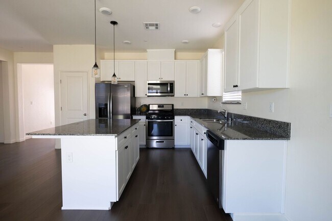 Building Photo - Lovely 3 bedroom home for rent in Hanford CA