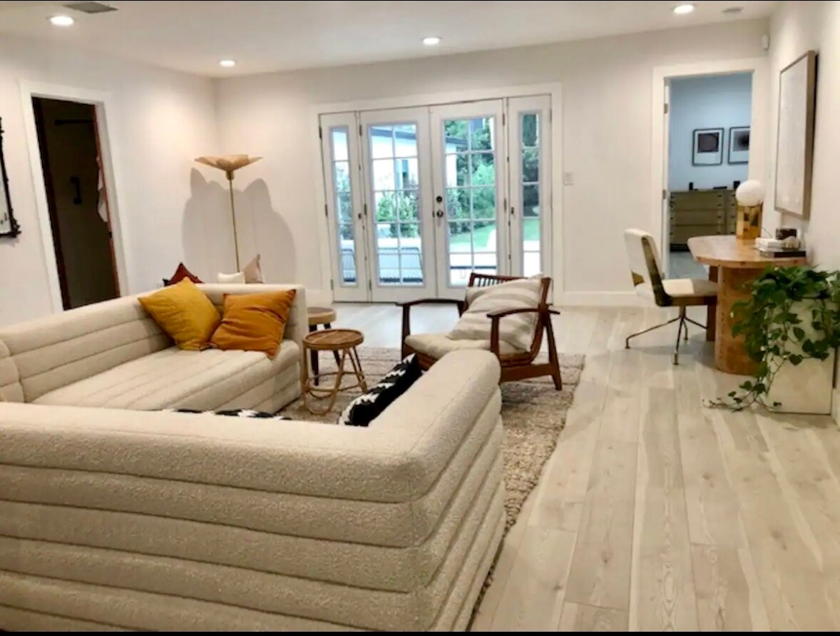 Building Photo - 11516 La Maida St