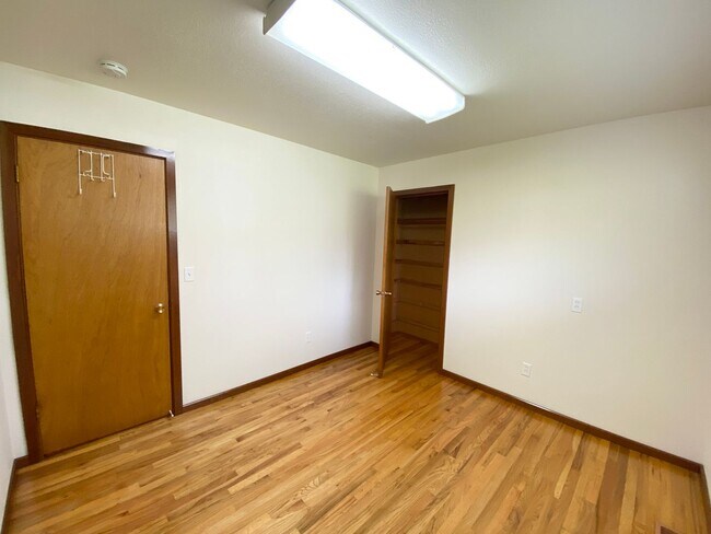 Building Photo - Price reduced! Nicely updated kitchen in t...