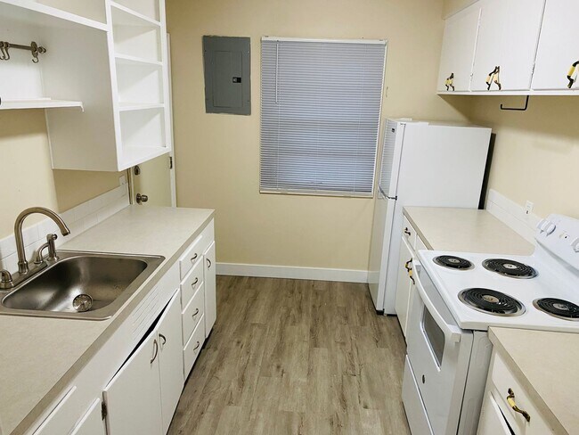 Building Photo - Inner SE Cool and Comfort