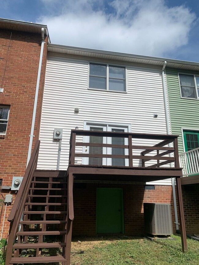 Building Photo - Townhome for rent in the middle of Harriso...