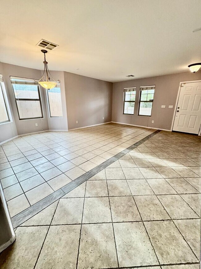 Building Photo - 10502 W Edgemont Dr