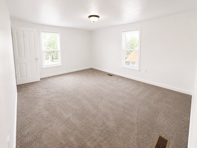 Building Photo - Move-In Ready 2 Bedroom Home with Private Fenced Backyard