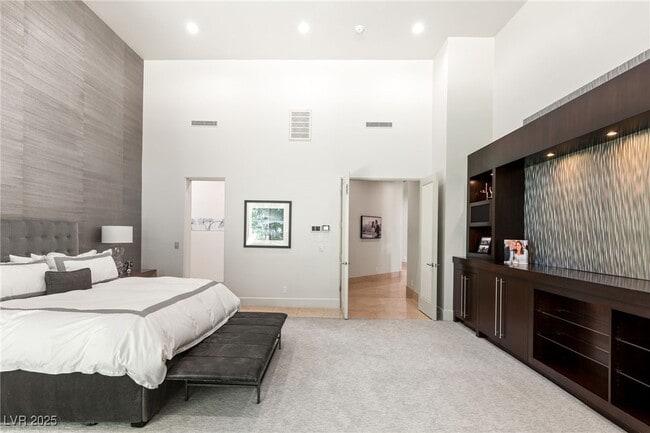 Building Photo - 2 Castle Oaks Ct