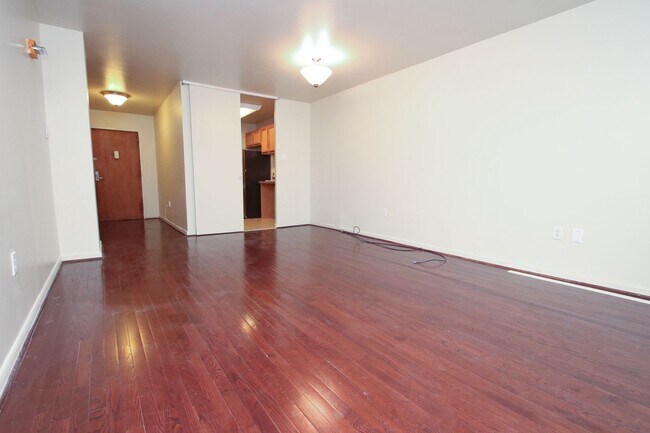 Building Photo - Luxury 1 Bedroom with Balcony, Pool & City Views – Hopkinson House