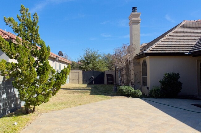 Building Photo - 10614 Kirby Dr