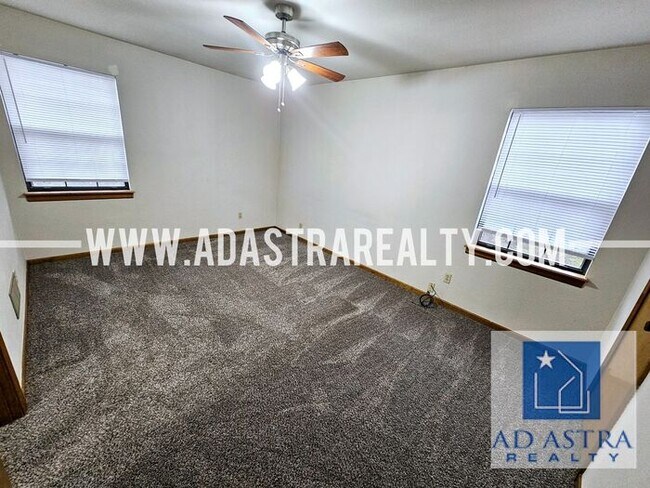 Building Photo - Beautiful Updated Duplex in Grandview-Available NOW!!