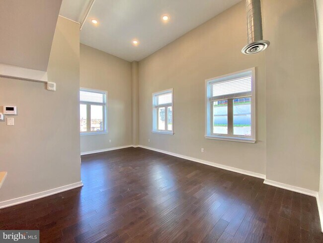 Building Photo - 1 W Main St