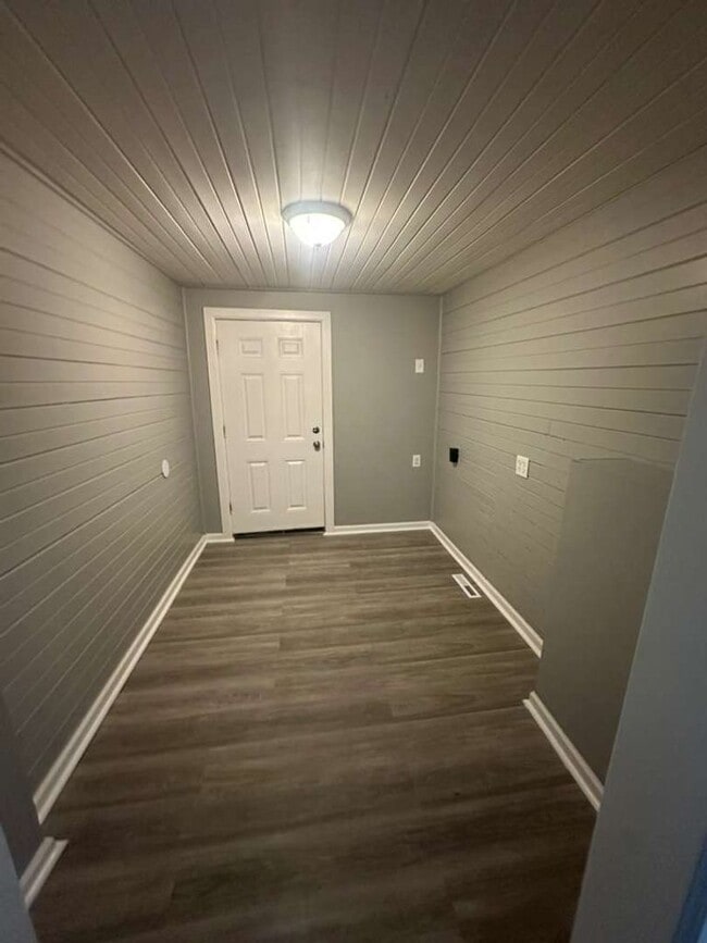 Building Photo - Renovated 3 Bedroom Home