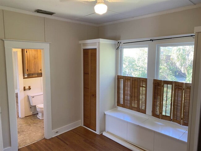 Building Photo - Available 06/15/2026! 2 BR/1 BA Downtown Apartment! Walk Everywhere!