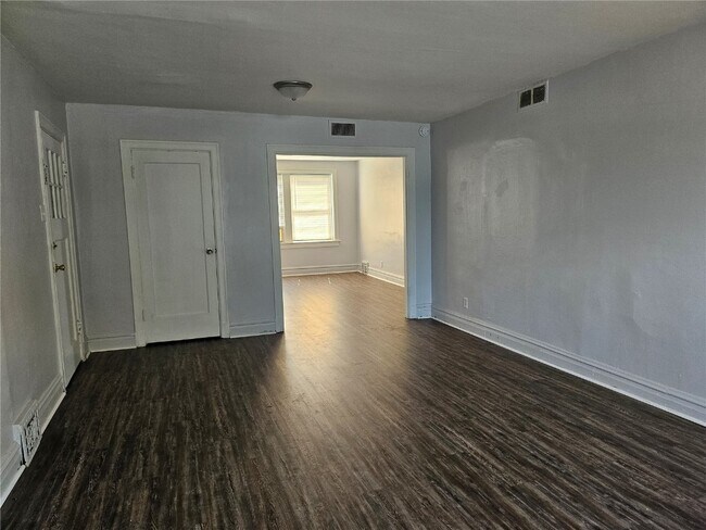 Building Photo - 5856 Hampton Ave
