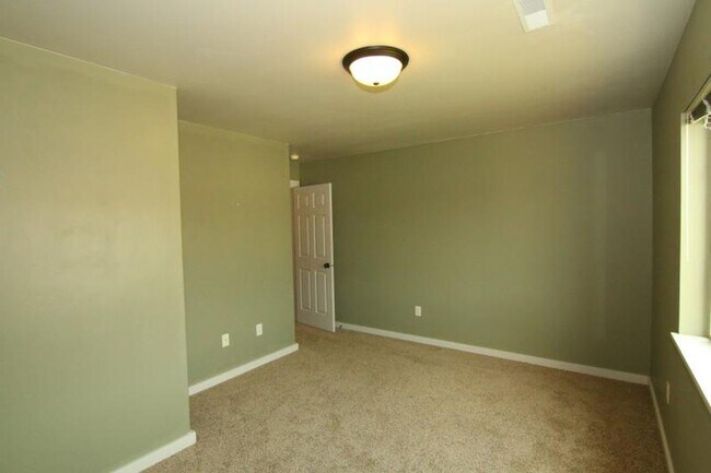 Building Photo - 935 Forest Glen Dr