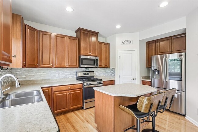 Building Photo - 443 Isabella Ct