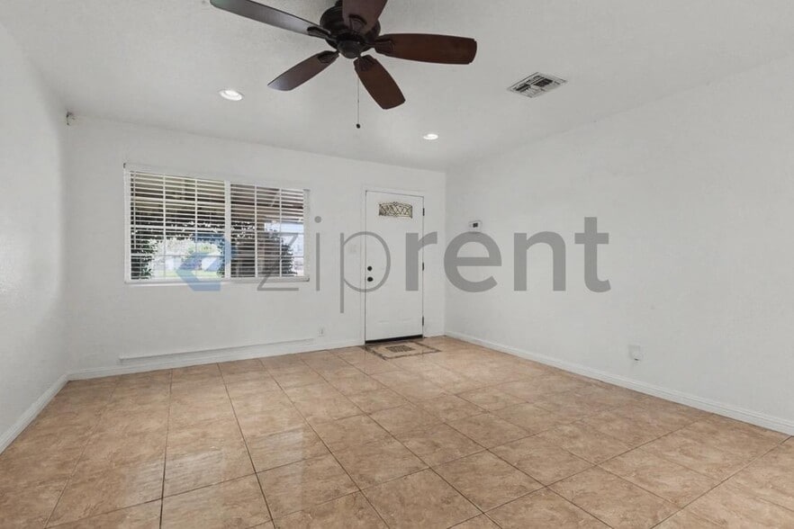 Building Photo - 1653 Robin Hood Ct