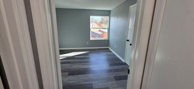 Building Photo - Beautiful 2-Bedroom Condo in Gated Venetian Place