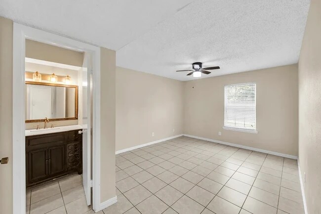 Building Photo - 3024 Tudor Ln