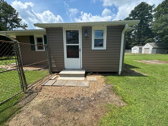 Building Photo - Ranch Style Home in Prime Location