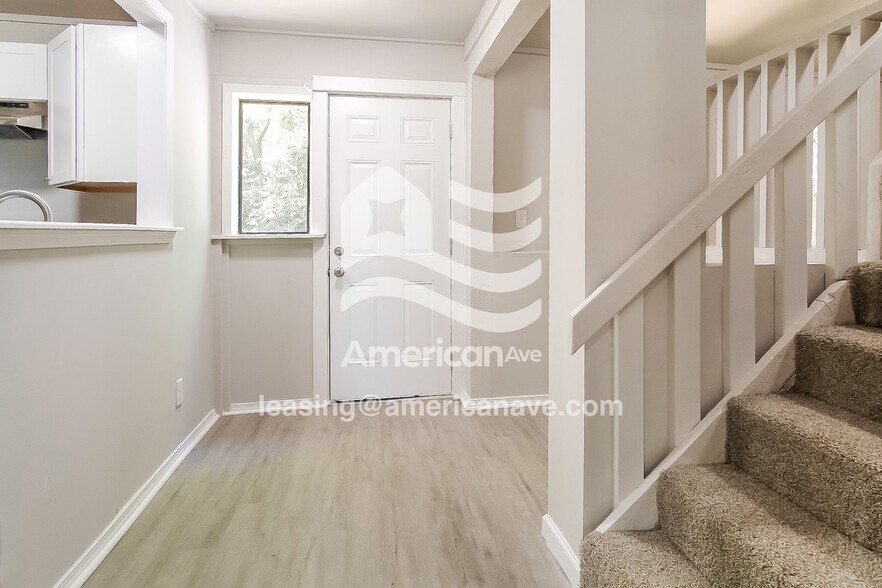 Building Photo - 2456 N Cheyenne Ave