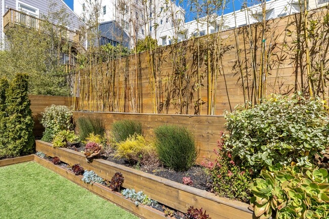 Building Photo - 2866 Pine St