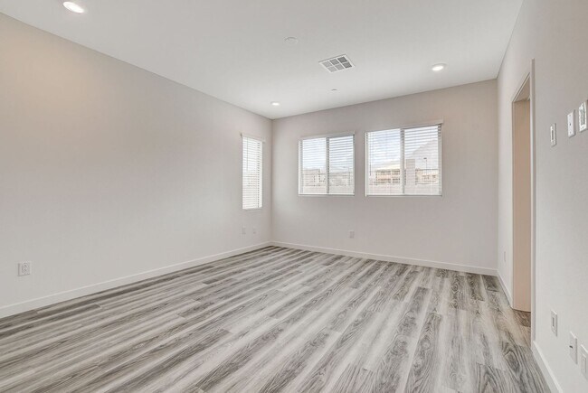 Building Photo - Spacious 3-Bed Summerlin Home with Den, Lo...