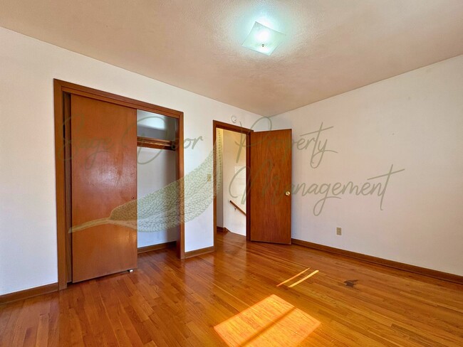 Building Photo - 522 E Short Ave