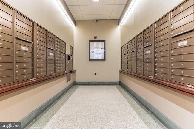 Building Photo - 4600 S Four Mile Run Dr