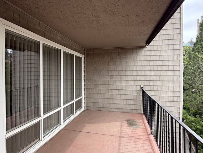 Building Photo - Beautiful 2 Bed 2 Bath Condo Near Sacred H...