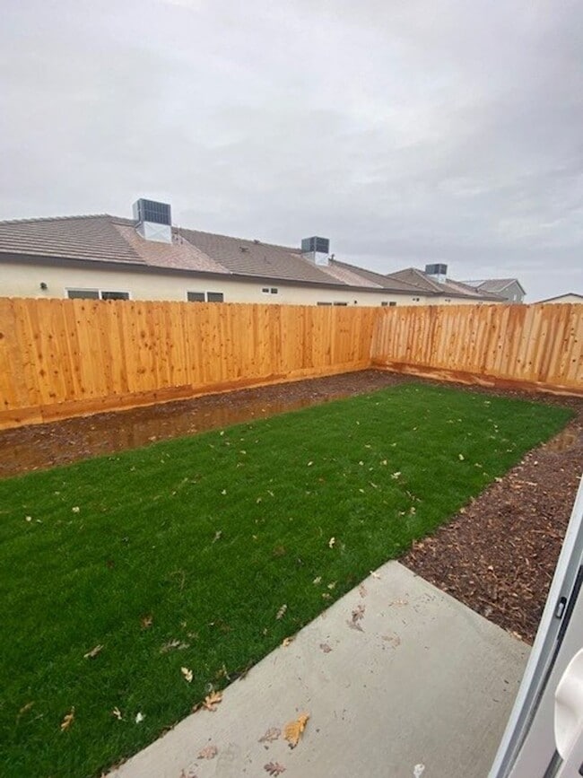 Building Photo - 3928-3928 S Burke St