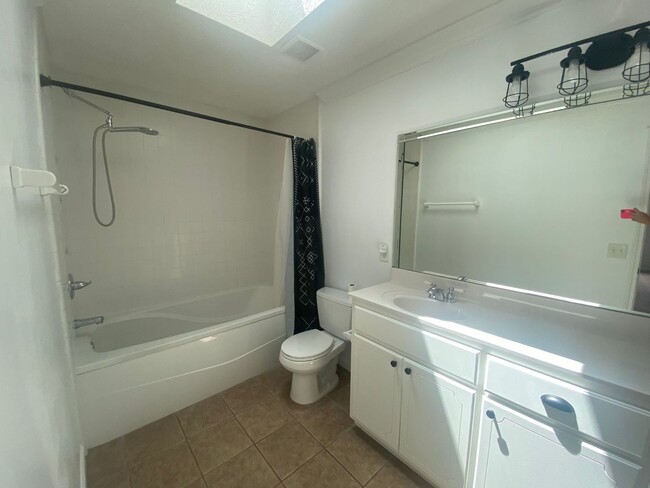 Building Photo - Spacious 4Bed/2Ba in a Peaceful Cul-de-Sac...