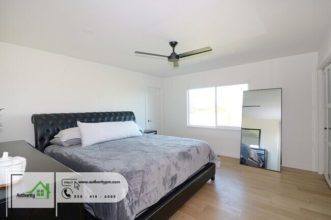 Building Photo - 1225 Manzanita Hills Ave