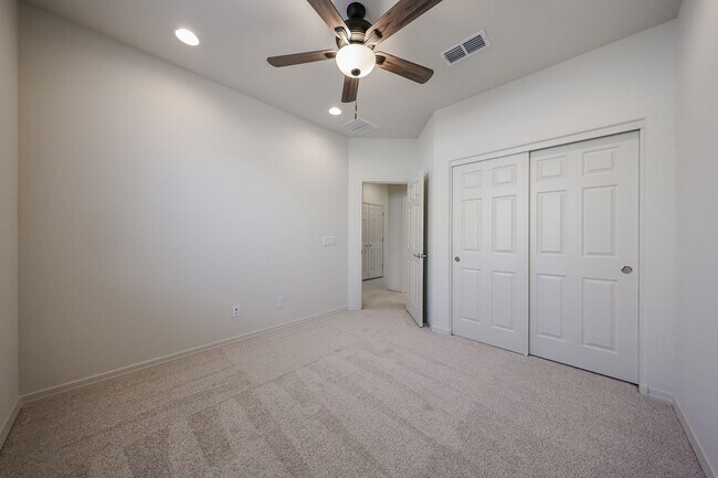 Building Photo - 3 bedroom + Den in Asante community