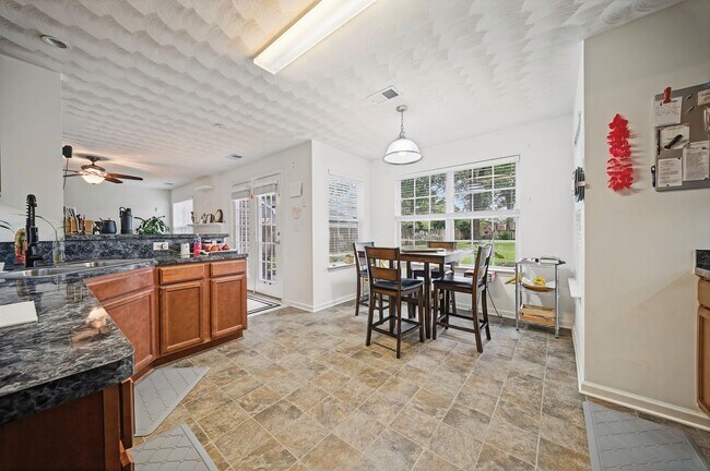 Building Photo - LARGE 4 BEDROOM HOME NEAR MILITARY BASE AND BAY