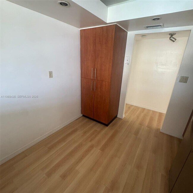 Building Photo - 800 Parkview Dr