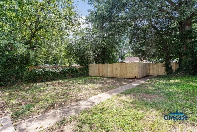 Building Photo - ADORABLE BUNGALOW NEAR MAYMONT AND JAMES R...