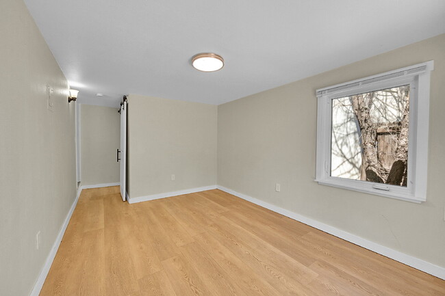Building Photo - $2,295.00 - 3 Bedrooms, 1 Bathroom, Single...