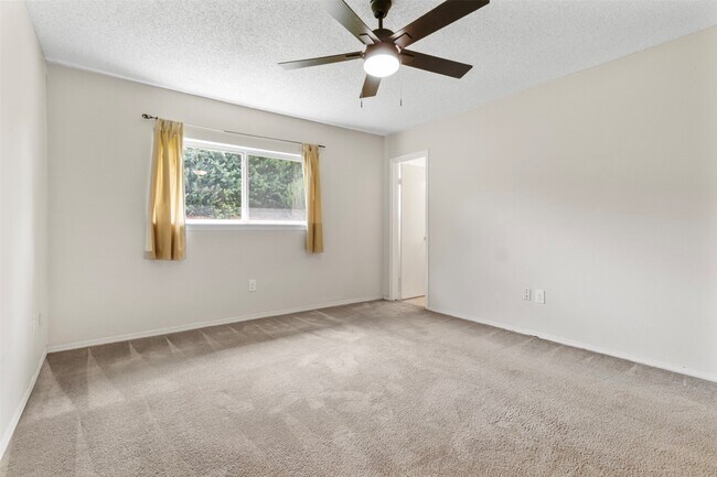 Building Photo - 16319 Pitch Pine Dr