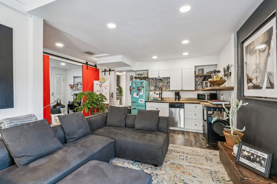 Building Photo - 1034 Queen St N