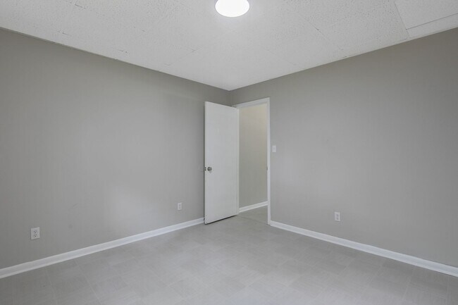 Building Photo - 210 Colonial Dr