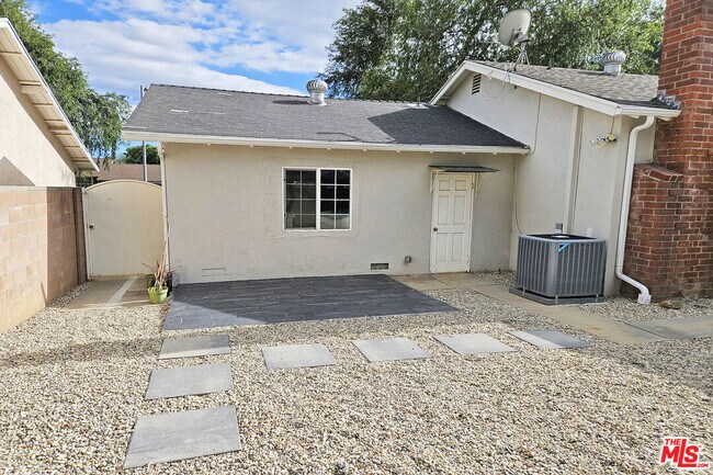 Building Photo - 22337 Cantara St