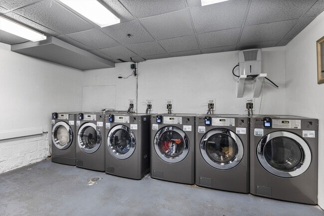 Building Photo - 320 W 2nd St