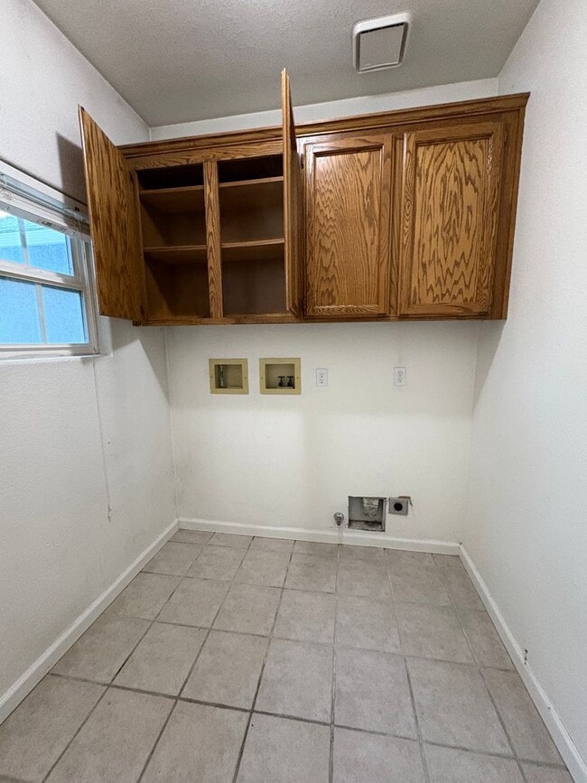 Building Photo - 3 Bedroom Home