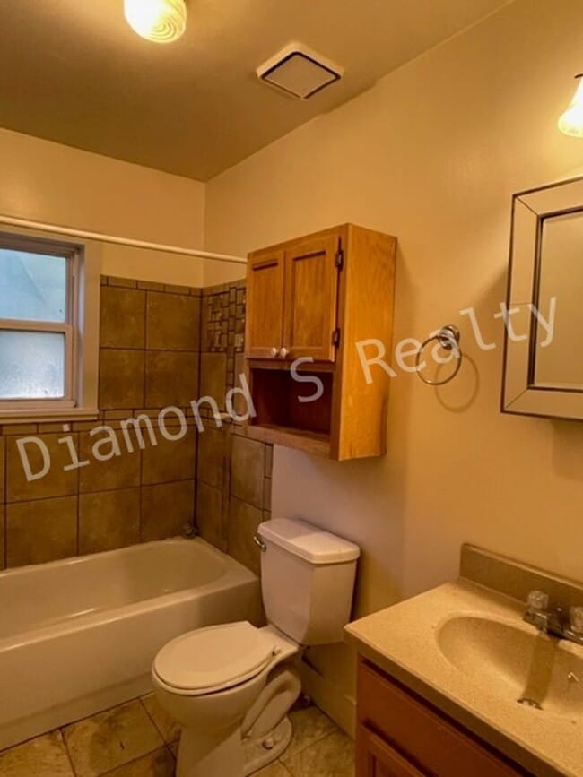 Building Photo - Charming Bungalow Available Early July