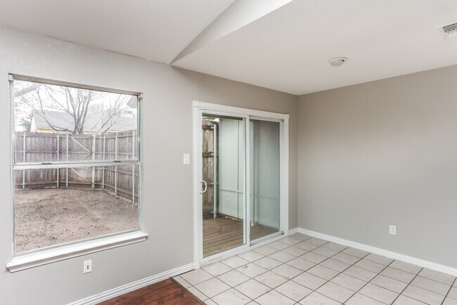 Building Photo - 2114 High Bluff Dr