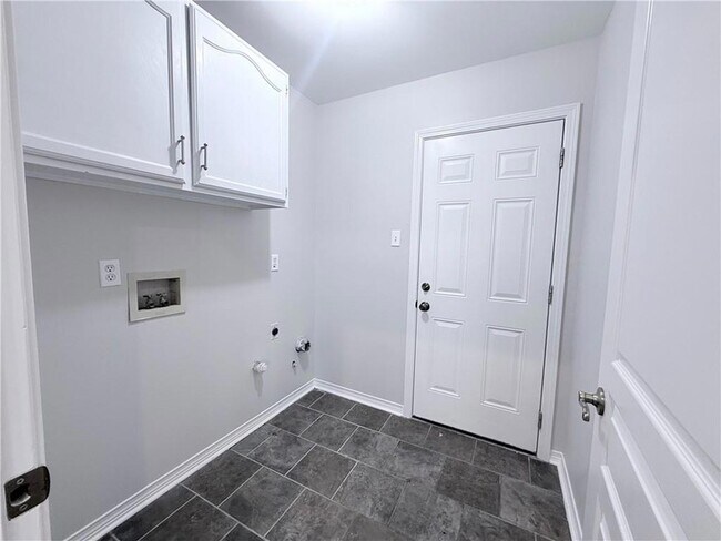 Building Photo - 1245 Sycamore Pl